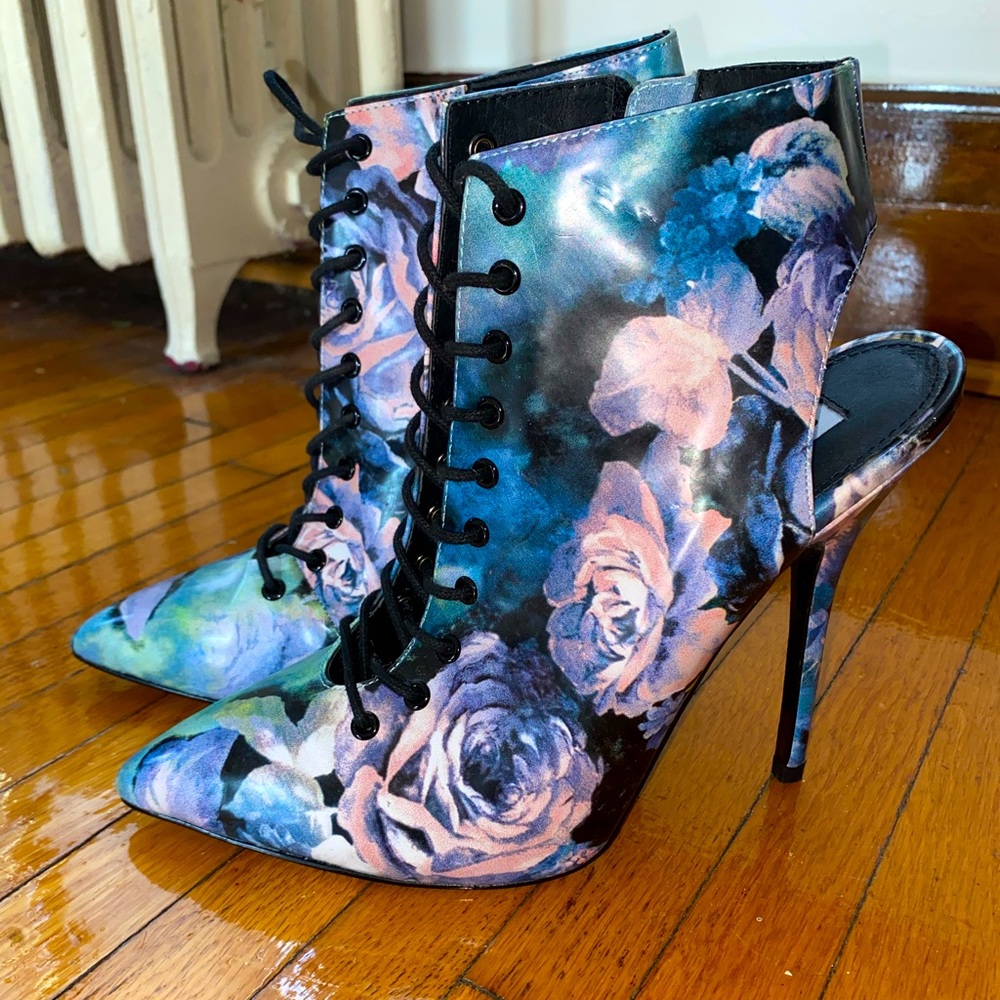 🦋 NWOT, Floral print lace-up booties.